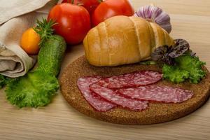 Salami auf Holzplatte foto