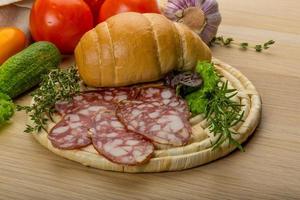 Salami auf Holzplatte foto