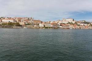 Blick auf Porto City am Flussufer foto