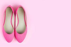 Paar rosa klassische elegante Schuhe isoliert auf rosa Hintergrund mit Kopierraum foto