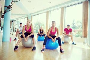 Gruppe von Menschen trainiert mit Bällen im Yoga-Kurs foto