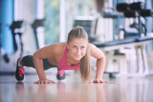 Aufwärmen und ein paar Liegestütze im Fitnessstudio machen foto