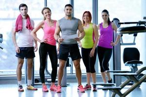 gruppe von menschen, die im fitnessstudio trainieren foto