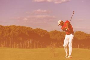 Golfspieler, der einen langen Schuss schlägt foto