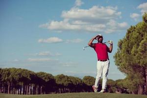 Golfspieler, der einen langen Schuss schlägt foto