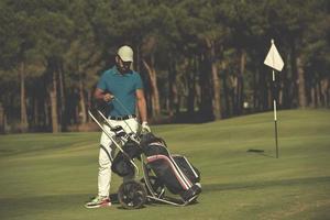 golfspieler, der mit radtasche geht foto