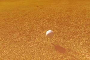 Golfball auf Abschlag foto