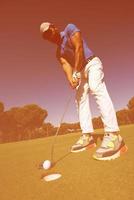 Golfspieler, der an einem sonnigen Tag geschossen wird, Weitwinkelobjektiv foto
