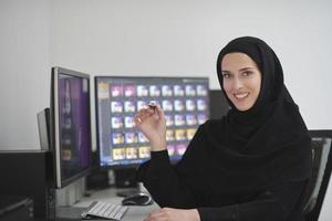 muslimische grafikdesignerin, die am computer arbeitet foto