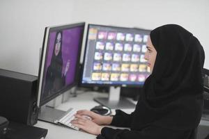 junges muslimisches mädchen, das von zu hause aus am computer arbeitet foto