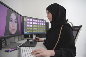 junges muslimisches mädchen, das von zu hause aus am computer arbeitet foto