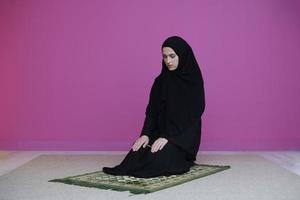 muslimische frau in namaz, die zu allah betet foto