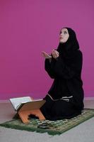 nahöstliche frau, die den heiligen koran betet und liest sarajevo foto