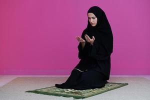 muslimische frau namaz betet allah foto