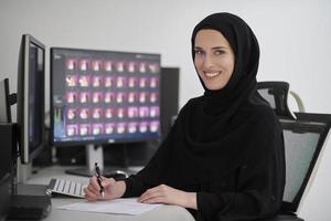 muslimische grafikdesignerin, die am computer arbeitet foto