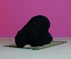 muslimische frau namaz betet allah foto