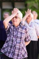 ältere frau, die mit freunden trainiert foto