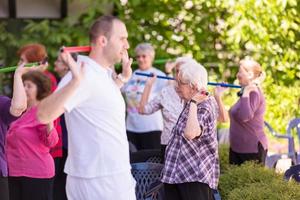 Trainerausbildung motiviert aktive gesunde Senioren foto