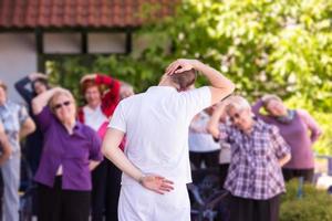 Trainerausbildung motiviert aktive gesunde Senioren foto