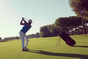 Golfspieler, der Schuss schlägt foto