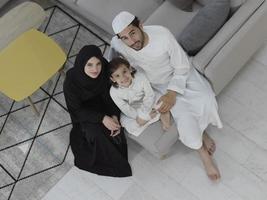 Draufsicht der jungen arabischen muslimischen Familie in traditioneller Kleidung foto