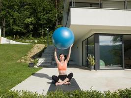 frau, die übung mit pilatesball tut foto