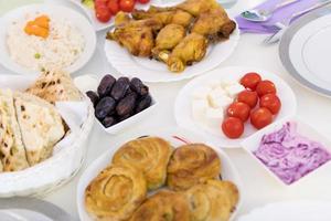 wunderschön dekoriertes und serviertes buntes Essen foto