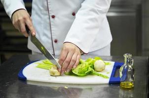 Küchenchef bereitet Mahlzeit zu foto