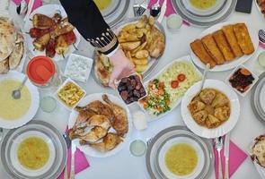 Draufsicht der muslimischen Familie mit Iftar während des heiligen Monats Ramadan