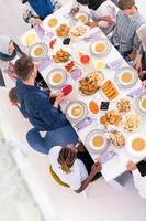 Draufsicht der modernen multiethnischen muslimischen Familie, die auf den Beginn des Iftar-Abendessens wartet foto