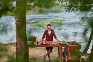 mann, der leckeres essen für eine französische dinnerparty kocht foto