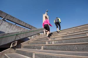 junges paar joggen auf stufen foto