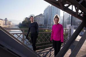 Paar Aufwärmen vor dem Joggen foto