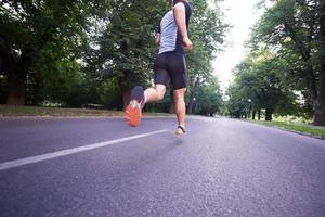 Mann, der draußen joggt foto