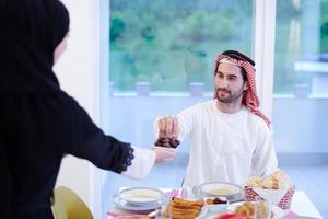 muslimische familie beim iftar-abendessen, das datteln isst, um das fest zu brechen foto