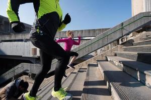 junges paar joggen auf stufen foto