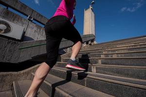 Frau joggt auf Stufen foto