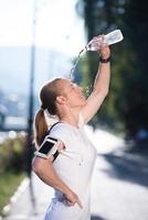 Frau Trinkwasser nach dem Joggen foto