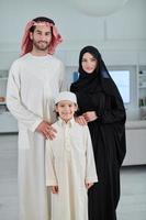 porträt einer jungen arabischen muslimischen familie, die traditionelle kleidung trägt foto