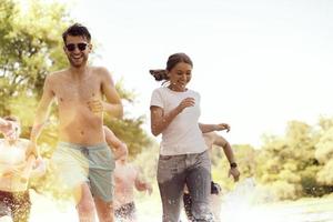 gruppe glücklicher freunde, die spaß am fluss haben foto