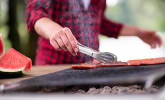 Mann, der leckeres Essen auf dem Grill kocht foto