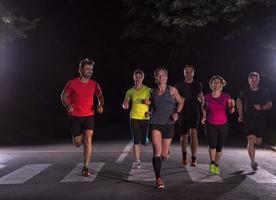 Läuferteam beim Nachttraining foto