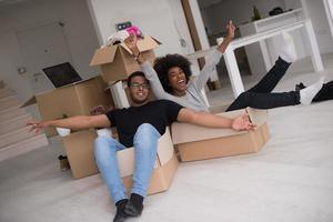 afroamerikanisches paar, das mit verpackungsmaterial spielt foto