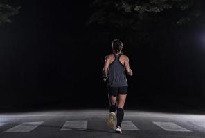 weibliches läufertraining für marathon foto