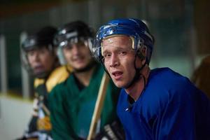 Eishockeyspieler auf der Bank foto