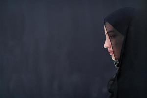 Porträt einer schönen muslimischen Frau vor einer schwarzen Tafel foto