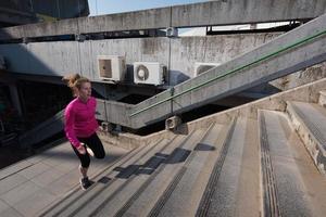 Frau joggt auf Stufen foto