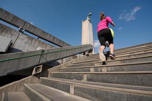 Frau joggt auf Stufen foto