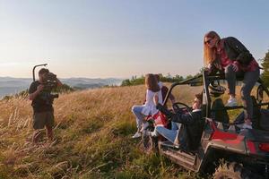 Kameramänner mit professioneller Ausrüstung filmen eine Gruppe Jugendlicher foto