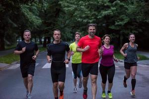 Läuferteam beim morgendlichen Training foto